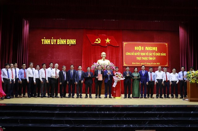 Tài sản kết cấu hạ tầng đường sắt là công trình, hạng mục công trình đường sắt theo quy định của pháp luật về đường sắt và đất gắn với công trình Chủ tịch UBND tỉnh Bình Định giữ chức Bí thư Đảng ủy Đảng bộ UBND tỉnh Bình Định nhiệm kỳ 2020 - 2025. Nguồn: binhdinh.gov.vn.đường sắt.