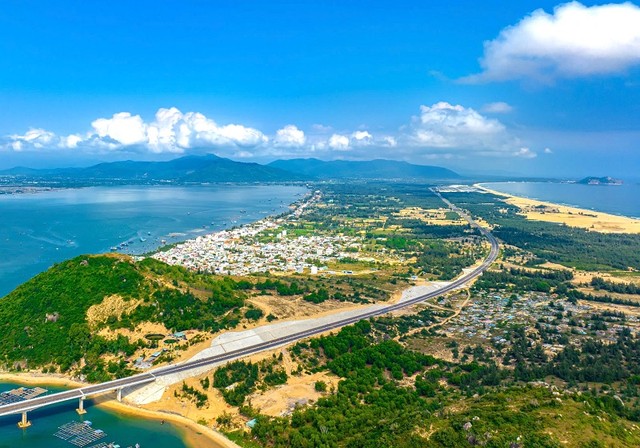 Khu vực Đầm Đề Gi, một trong những nơi được đề xuất thực hiện Dự án Khu du lịch nghỉ dưỡng - siêu du thuyền Lạc Việt Palmer Johnson Đề Gi. Ảnh: Dũng Nhân. Khu vực Đầm Đề Gi, một trong những nơi được đề xuất thực hiện Dự án Khu du lịch nghỉ dưỡng - siêu du thuyền Lạc Việt Palmer Johnson Đề Gi. Ảnh: Dũng Nhân.