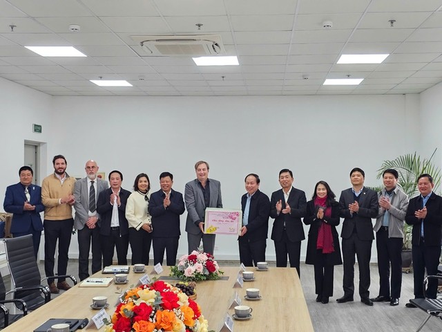 Lãnh đạo Thành phố Hải Phòng thăm, tặng quà, động viên Tổ hợp KCN DEEP C Lãnh đạo Thành phố Hải Phòng thăm, tặng quà, động viên Tổ hợp KCN DEEP C