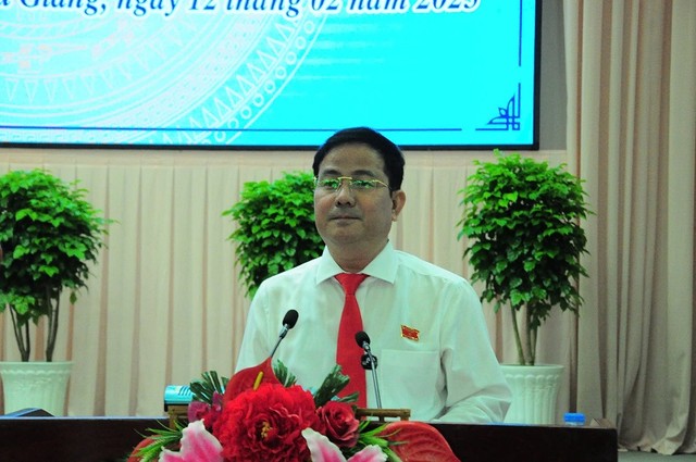 Tân Chủ tịch UBND tỉnh Hậu Giang Trần Văn Huyến phát biểu nhận nhiệm vụ Tân Chủ tịch UBND tỉnh Hậu Giang Trần Văn Huyến phát biểu nhận nhiệm vụ