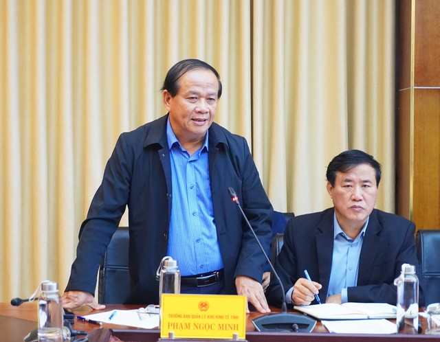 Ông Phạm Ngọc Minh, Trưởng BQL Khu kinh tế Quảng Trị báo cáo về các phương án điều chỉnh. Ảnh: Nhật Trường Ông Phạm Ngọc Minh, Trưởng BQL Khu kinh tế Quảng Trị báo cáo về các phương án điều chỉnh. Ảnh: Nhật Trường