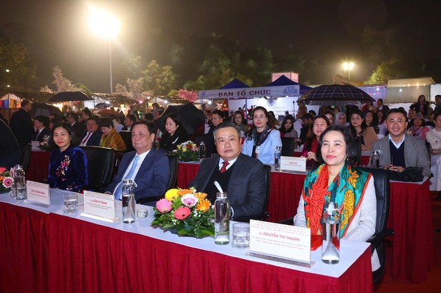 Đại biểu lãnh đạo Trung ương và TP. Hà Nội tham dự buổi Lễ.