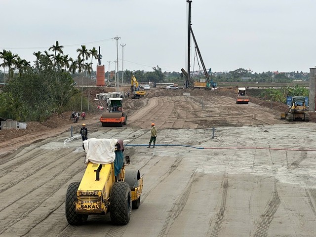 Nhà thầu tập trung thi công cầu vượt sông Hóa Nhà thầu tập trung thi công cầu vượt sông Hóa