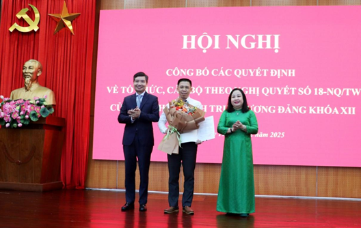 Phó giám đốc Sở Kế hoạch và Đầu tư được phân công giữ chức vụ Phó bí thư Huyện ủy Phú Hòa nhiệm kỳ 2020-2025, giới thiệu bầu giữ chức vụ Chủ tịch UBND huyện Phú Hòa. Ảnh: Mỹ Luận. Phó giám đốc Sở Kế hoạch và Đầu tư được phân công giữ chức vụ Phó bí thư Huyện ủy Phú Hòa nhiệm kỳ 2020-2025, giới thiệu bầu giữ chức vụ Chủ tịch UBND huyện Phú Hòa. Ảnh: Mỹ Luận.