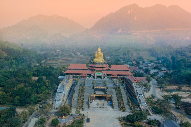 Quang cảnh Thiền viện Trúc lâm Chính Pháp (TP. Tuyên Quang). Quang cảnh Thiền viện Trúc lâm Chính Pháp (TP. Tuyên Quang).