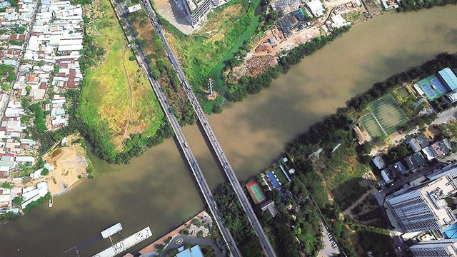 Đường trục Bắc - Nam tại TP.HCM có một số đoạn đã giải phóng mặt bằng và đang chờ mở rộng. Ảnh: Lê Toàn