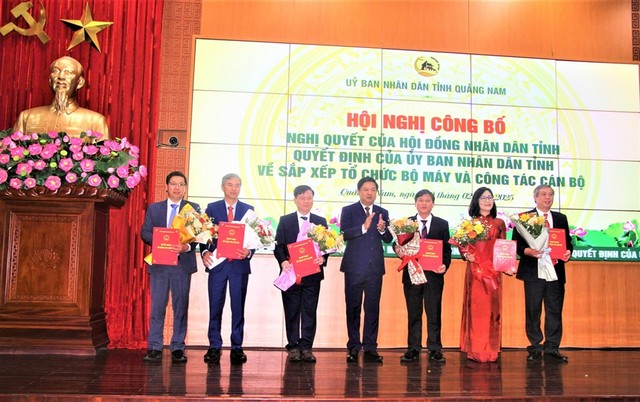 Bí thư Tỉnh ủy Quảng Nam, ông Lương Nguyễn Minh Triết trao Quyết định và tặng hoa chúc mừng lãnh đạo Sở Tài chính. Bí thư Tỉnh ủy Quảng Nam, ông Lương Nguyễn Minh Triết trao Quyết định và tặng hoa chúc mừng lãnh đạo Sở Tài chính.