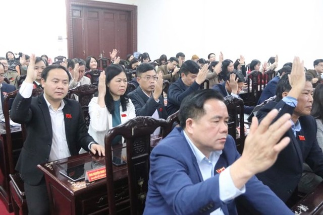 Các đại biểu HĐND tỉnh Thái Bình khóa XVII, nhiệm kỳ 2021-2026 biểu quyết thông qua các nghị quyết Các đại biểu HĐND tỉnh Thái Bình khóa XVII, nhiệm kỳ 2021-2026 biểu quyết thông qua các nghị quyết