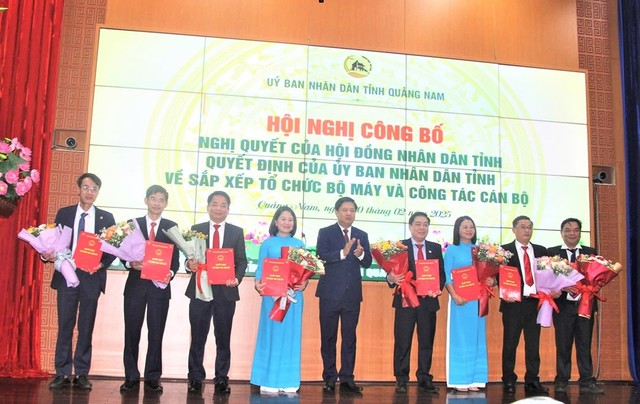 Bí thư tỉnh Quảng Nam, ông Tỉnh ủy Lương Nguyễn Minh Triết trao Quyết định và tặng hoa chúc mừng lãnh đạo Sở Nông nghiệp và Môi trường. Bí thư tỉnh Quảng Nam, ông Tỉnh ủy Lương Nguyễn Minh Triết trao Quyết định và tặng hoa chúc mừng lãnh đạo Sở Nông nghiệp và Môi trường.