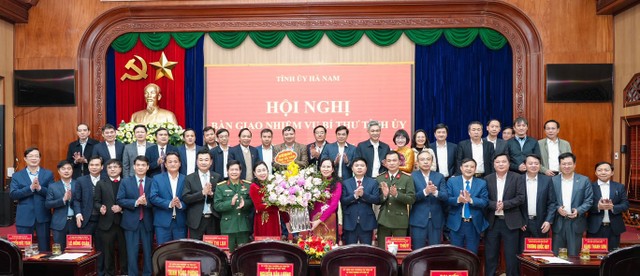 Ban Chấp hành Đảng bộ tỉnh Hà Nam tặng hoa chúc mừng Ủy viên Trung ương Đảng, Phó Bí thư chuyên trách Đảng ủy Chính phủ Lê Thị Thủy. Ảnh Báo Hà Nam Ban Chấp hành Đảng bộ tỉnh Hà Nam tặng hoa chúc mừng Ủy viên Trung ương Đảng, Phó Bí thư chuyên trách Đảng ủy Chính phủ Lê Thị Thủy. Ảnh Báo Hà Nam