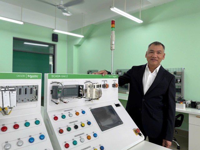 Ông Đồng Mai Lâm - Tổng giám đốc Schneider Electric Việt Nam và Campuchia Ông Đồng Mai Lâm - Tổng giám đốc Schneider Electric Việt Nam và Campuchia