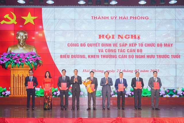 Bí thư Thành ủy Lê Tiến Châu và Phó Bí thư Thường trực Thành ủy Đỗ Mạnh Hiến trao Quyết định và tặng hoa cho Trung tâm Báo chí và Truyền thông thành phố Hải Phòng Bí thư Thành ủy Lê Tiến Châu và Phó Bí thư Thường trực Thành ủy Đỗ Mạnh Hiến trao Quyết định và tặng hoa cho Trung tâm Báo chí và Truyền thông thành phố Hải Phòng