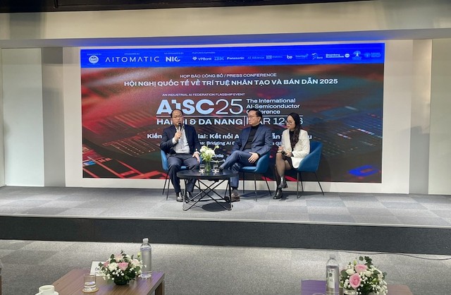 Ông Vũ Quốc Huy, Giám đốc NIC và TS. Christopher Nguyễn, Nhà sáng lập Aitomatic trả lời các câu hỏi của phóng viên tại buổi họp báo.