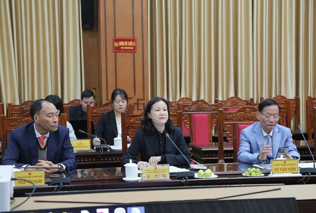 Bà Bành Thái Hoa, Hội trưởng Hội Xúc tiến Thương mại thành phố Liễu Châu, Hội trưởng Hội Doanh nghiệp Quốc tế Liễu Châu – Trung Quốc phát biểu tại buổi làm việc Bà Bành Thái Hoa, Hội trưởng Hội Xúc tiến Thương mại thành phố Liễu Châu, Hội trưởng Hội Doanh nghiệp Quốc tế Liễu Châu – Trung Quốc phát biểu tại buổi làm việc