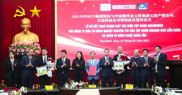 Phó Bí thư Tỉnh uỷ, Chủ tịch UBND tỉnh Thái Bình Nguyễn Mạnh Hùng tặng hoa và quà chúc mừng các nhà đầu tư tại lễ ký kết. Phó Bí thư Tỉnh uỷ, Chủ tịch UBND tỉnh Thái Bình Nguyễn Mạnh Hùng tặng hoa và quà chúc mừng các nhà đầu tư tại lễ ký kết.