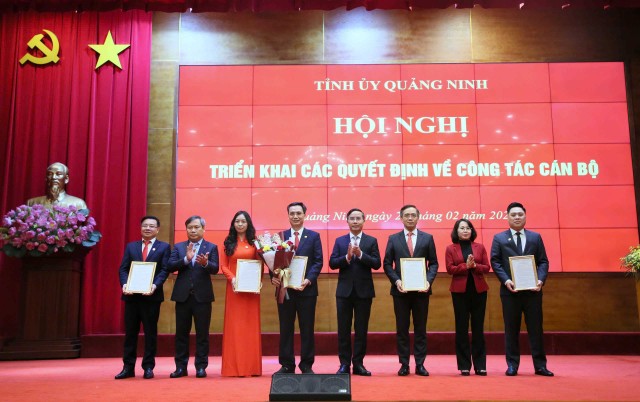 Thường trực Tỉnh ủy Quảng Ninh trao quyết định thành lập Sở Khoa học và Công nghệ. Ảnh: Quảng Ninh Portal Thường trực Tỉnh ủy Quảng Ninh trao quyết định thành lập Sở Khoa học và Công nghệ. Ảnh: Quảng Ninh Portal