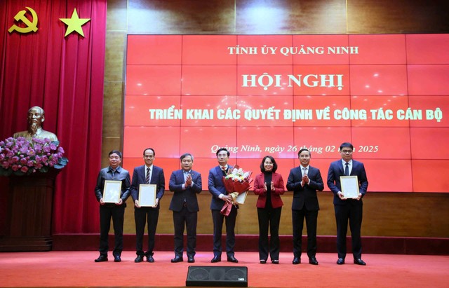 Thường trực Tỉnh ủy Quảng Ninh trao quyết định thành lập Sở Xây dựng. Ảnh: Quảng Ninh Portal Thường trực Tỉnh ủy Quảng Ninh trao quyết định thành lập Sở Xây dựng. Ảnh: Quảng Ninh Portal