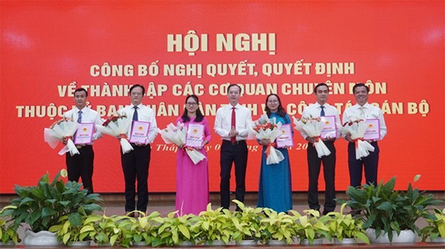 Quyền Chủ tịch UBND tỉnh Đồng Tháp Trần Trí Quang trao Quyết định điều động, bổ nhiệm Giám đốc các Sở: Khoa học và Công nghệ, Tài chính, Nội vụ, Nông nghiệp và Môi trường, Xây dựng và Chánh Văn phòng UBND tỉnh Đồng Tháp. Ảnh: Baodongthap online