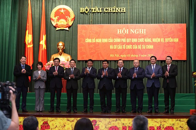 Phó thủ tướng Chính phủ Hồ Đức Phớc (thứ 4 từ trái sang), Phó thủ tướng Chính phủ Nguyễn Chí Dũng (thứ 5 từ phải sang) chúc mừng tập thể lãnh đạo Bộ Tài chính. Ảnh: Đức Thanh Phó thủ tướng Chính phủ Hồ Đức Phớc (thứ 4 từ trái sang), Phó thủ tướng Chính phủ Nguyễn Chí Dũng (thứ 5 từ phải sang) chúc mừng tập thể lãnh đạo Bộ Tài chính. Ảnh: Đức Thanh