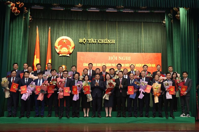Lãnh đạo Bộ Tài chính trao Quyết định và chúc mừng lãnh đạo cấp trưởng các đơn vị thuộc Bộ. Ảnh: Đức Thanh Lãnh đạo Bộ Tài chính trao Quyết định và chúc mừng lãnh đạo cấp trưởng các đơn vị thuộc Bộ. Ảnh: Đức Thanh