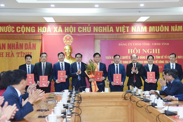 Lãnh đạo tỉnh Hà Tĩnh trao quyết định và tặng hoa chúc mừng các đồng chí được bổ nhiệm, ảnh nguồn: Báo Hà Tĩnh Lãnh đạo tỉnh Hà Tĩnh trao quyết định và tặng hoa chúc mừng các đồng chí được bổ nhiệm, ảnh nguồn: Báo Hà Tĩnh