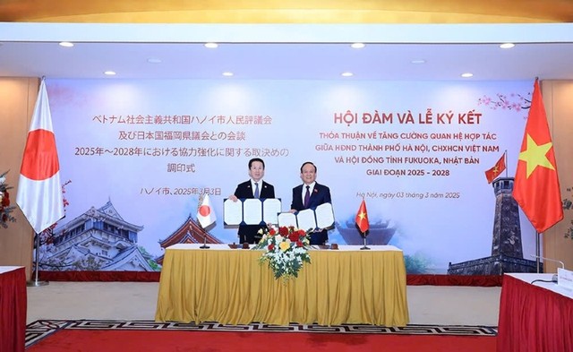 Chủ tịch HĐND Thành phố Hà Nội Nguyễn Ngọc Tuấn và ông Kohara Katsuji, Chủ tịch Hội đồng tỉnh Fukuoka trao biên bản thoả thuận giữa hai bên. Chủ tịch HĐND Thành phố Hà Nội Nguyễn Ngọc Tuấn và ông Kohara Katsuji, Chủ tịch Hội đồng tỉnh Fukuoka trao biên bản thoả thuận giữa hai bên.