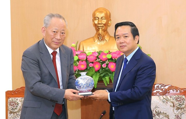 Phó Bí thư Tỉnh ủy, Chủ tịch UBND tỉnh Ninh Bình Phạm Quang Ngọc trao quà lưu niệm cho nhà sáng lập Tập đoàn Thái Bình Dương. Phó Bí thư Tỉnh ủy, Chủ tịch UBND tỉnh Ninh Bình Phạm Quang Ngọc trao quà lưu niệm cho nhà sáng lập Tập đoàn Thái Bình Dương.