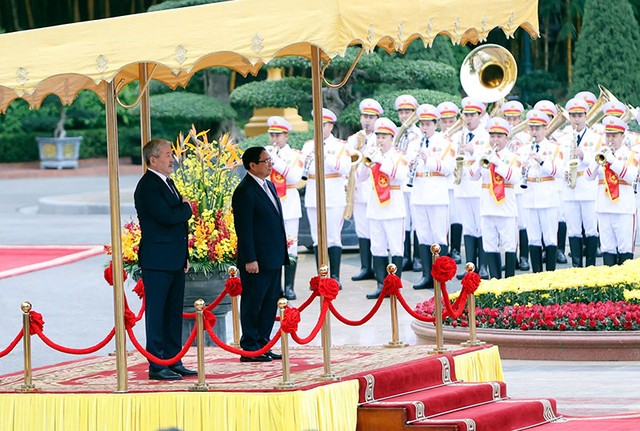 Thủ tướng Phạm Minh Chính và Thủ tướng Adylbek Kasimalyev chào Quốc kỳ Việt Nam và Kyrgyzstan. Ảnh: Đức Thanh Thủ tướng Phạm Minh Chính và Thủ tướng Adylbek Kasimalyev chào Quốc kỳ Việt Nam và Kyrgyzstan. Ảnh: Đức Thanh