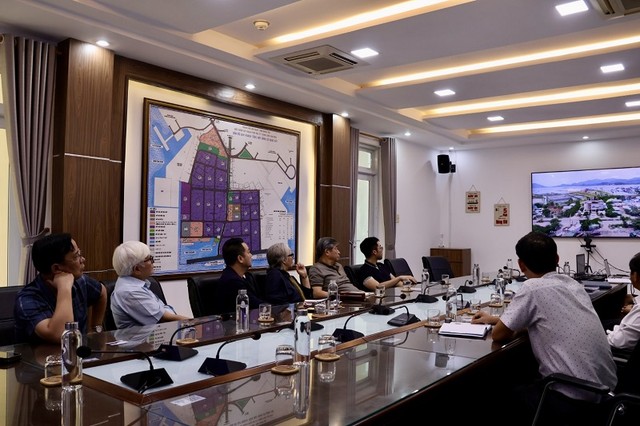 Công ty VFT Bio Fuels UG và Ban Quản lý Khu công nghiệp Du Long xem video giới thiệu về Cảng Cam Ranh. Nguồn: Cảng Cam Ranh.