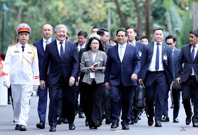 Hai Thủ tướng di chuyển tới Trụ sở Chính phủ để hội đàm. Ảnh: Đức Thanh Hai Thủ tướng di chuyển tới Trụ sở Chính phủ để hội đàm. Ảnh: Đức Thanh