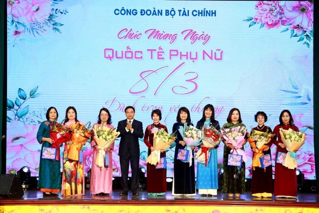 Bộ trưởng Nguyễn Văn Thắng tặng hoa cho các cán bộ nữ các đơn vị thuộc và trực thuộc Bộ Tài chính. Ảnh: Đức Minh