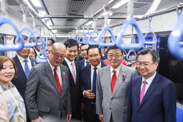 Ảnh: Phó bí thư thường trực Thành uỷ TP.HCM Nguyễn Thanh Nghị cùng Thứ trưởng Bộ Ngoại giao Nhật Bản bắt đầu hành trình từ ga Bến Thành đến Suối Tiên. Ảnh: Phó bí thư thường trực Thành uỷ TP.HCM Nguyễn Thanh Nghị cùng Thứ trưởng Bộ Ngoại giao Nhật Bản bắt đầu hành trình từ ga Bến Thành đến Suối Tiên.