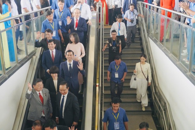 Ảnh: Lãnh đạo Thành phố cùng các quan khách đi thang cuốn xuống ga metro để lên tàu. Ảnh: Lãnh đạo Thành phố cùng các quan khách đi thang cuốn xuống ga metro để lên tàu.