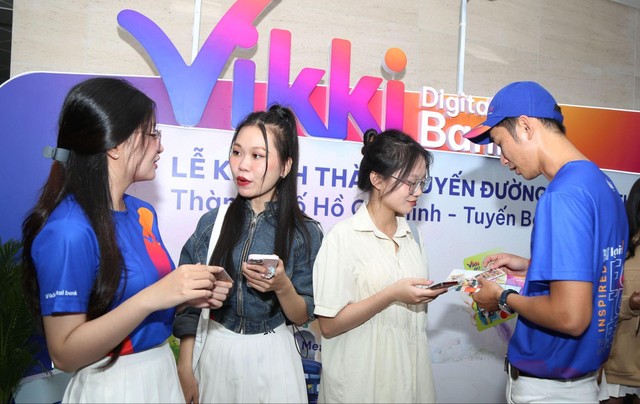 Ảnh: Người dân được phát thẻ VikkiGO miễn phí và hướng dẫn thanh toán không tiền mặt khi đi Metro. Ảnh: Người dân được phát thẻ VikkiGO miễn phí và hướng dẫn thanh toán không tiền mặt khi đi Metro.