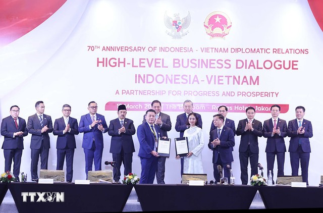 Tổng Bí thư Tô Lâm chứng kiến trao các thoả thuận hợp tác giữa doanh nghiệp Việt Nam - Indonesia. Ảnh: TTXVN Tổng Bí thư Tô Lâm chứng kiến trao các thoả thuận hợp tác giữa doanh nghiệp Việt Nam - Indonesia. Ảnh: TTXVN