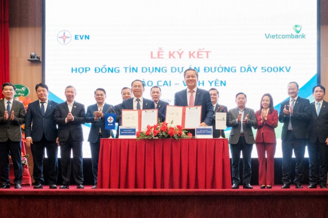 Ông Nguyễn Việt Cường - Phó Tổng giám đốc Vietcombank (bên phải) và ông Nguyễn Xuân Nam - Phó Tổng giám đốc EVN (bên trái) đại diện 02 đơn vị hoàn thành nghi thức kí kết Hợp đồng cấp tín dụng trị giá hơn 5.400 tỉ đồng cho Dự án đường dây 500 kV Lào Cai – Vĩnh Yên