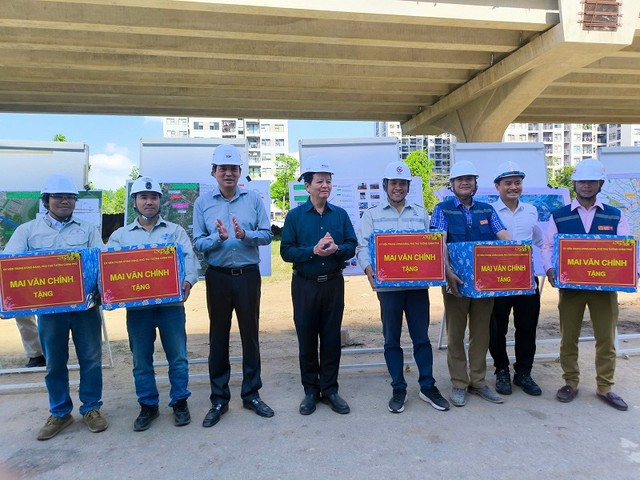 Phó thủ tướng Mai Văn Chính tặng quà cho công nhân thi công Dự án đường Vành đai 3, đoạn qua TP.HCM. Phó thủ tướng Mai Văn Chính tặng quà cho công nhân thi công Dự án đường Vành đai 3, đoạn qua TP.HCM.