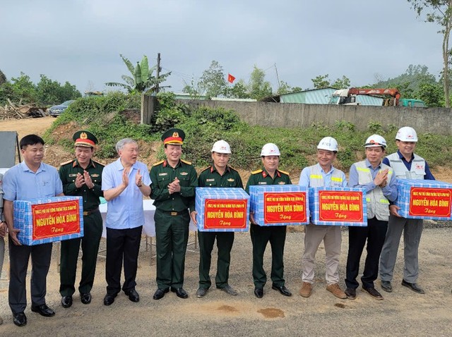 Phó thủ tướng Nguyễn Hoà Bình tặng quà, động viên các đơn vị thi công Dự án cao tốc Hòa Liên - Túy Loan. Phó thủ tướng Nguyễn Hoà Bình tặng quà, động viên các đơn vị thi công Dự án cao tốc Hòa Liên - Túy Loan.