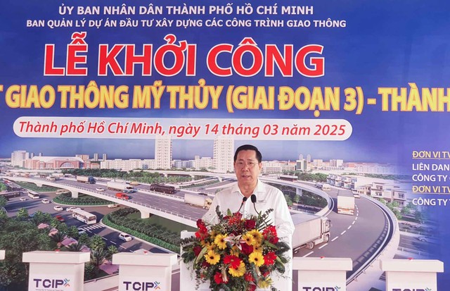 Ông Lê Ngọc Hùng, Phó giám đốc Ban Quản lý dự án đầu tư xây dựng các công trình giao thông TP.HCM phát biểu. Ông Lê Ngọc Hùng, Phó giám đốc Ban Quản lý dự án đầu tư xây dựng các công trình giao thông TP.HCM phát biểu.