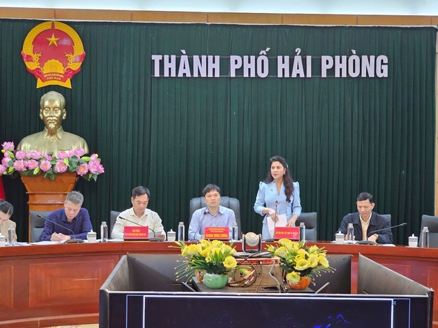 Bà Trần Thị Hoàng Mai, Giám đốc Sở Văn hóa,Thể thao và Du lịch Hải Phòng báo cáo tiến độ tổ chức Lễ hội