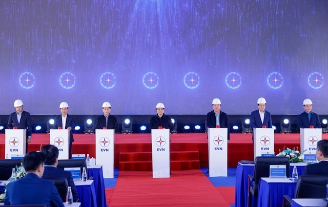 Thủ tướng Chính phủ và các đại biểu thực hiện nghi thức khởi công Dự án đường dây 500 kV Lào Cai-Vĩnh Yên.