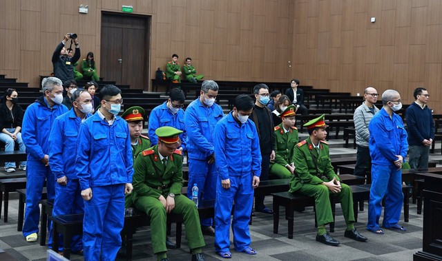 Các bị cáo tại phiên tòa sơ thẩm. Các bị cáo tại phiên tòa sơ thẩm.