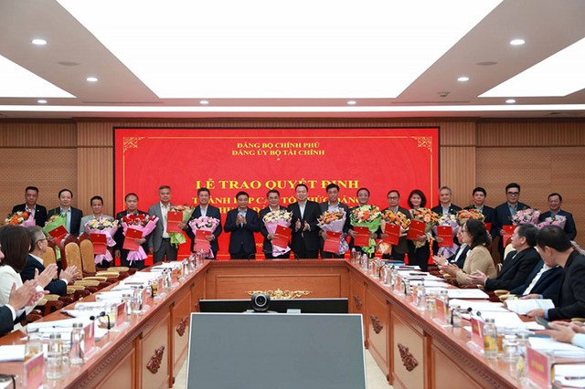 Đại diện 46 tổ chức đảng trực thuộc Đảng ủy Bộ Tài chính nhận các quyết định của Đảng ủy Bộ Tài chính. Đại diện 46 tổ chức đảng trực thuộc Đảng ủy Bộ Tài chính nhận các quyết định của Đảng ủy Bộ Tài chính.