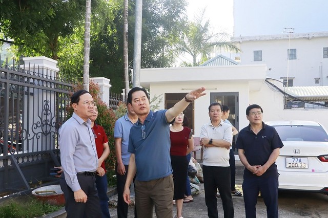 Giám đốc Sở Tài chính Nguyễn Thành Hải (áo xanh) báo cáo phương án bố trí, sắp xếp nơi làm việc cho cán bộ, nhân viên với Chủ tịch UBND tỉnh Bình Định (bìa trái). Ảnh: Trang Lê.