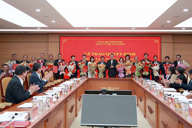 Đại diện 46 tổ chức đảng trực thuộc Đảng ủy Bộ Tài chính nhận các quyết định của Đảng ủy Bộ Tài chính. Đại diện 46 tổ chức đảng trực thuộc Đảng ủy Bộ Tài chính nhận các quyết định của Đảng ủy Bộ Tài chính.