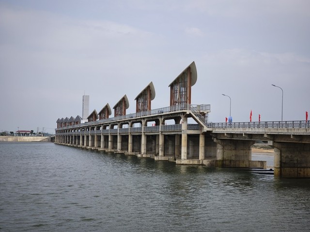 Đập dâng Phú Phong được hoàn thành chỉ trong vòng 2 năm. Đập dâng Phú Phong được hoàn thành chỉ trong vòng 2 năm.