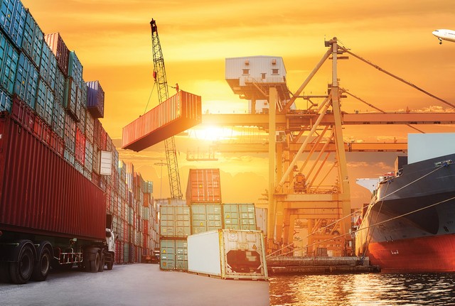 Bên cạnh việc áp thuế nhập khẩu lên hàng hóa một số nước, Mỹ đang xem xét áp dụng mức thuế nền 10% lên tất cả hàng nhập khẩu Bên cạnh việc áp thuế nhập khẩu lên hàng hóa một số nước, Mỹ đang xem xét áp dụng mức thuế nền 10% lên tất cả hàng nhập khẩu