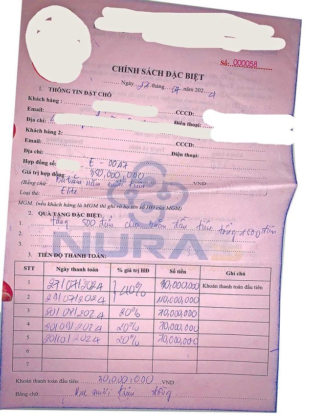 Các phiếu thanh toán ông Tuấn chuyển tiền mà con cháu ông bí mật chụp được.