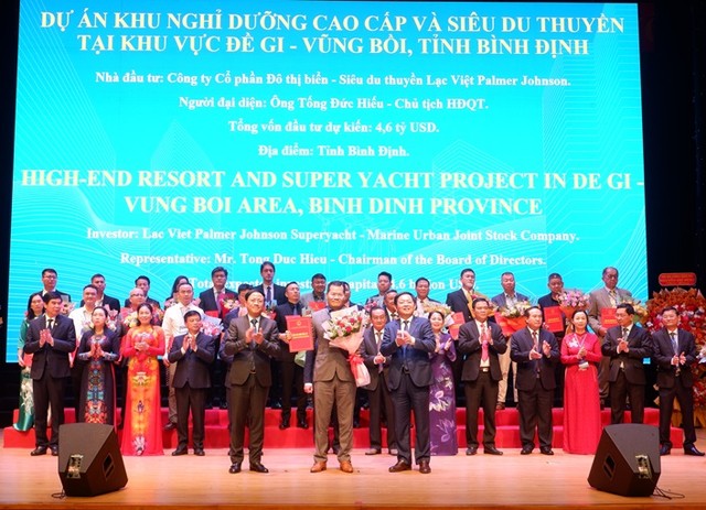 Lãnh đạo tỉnh Bình Định trao bản ghi nhớ đầu tư dự án du lịch có tổng vốn 4,6 tỷ USD với Công ty cổ phần Đô thị biển - Siêu du thuyền Lạc Việt Palmer Johnson Gi – Vũng Bồi.