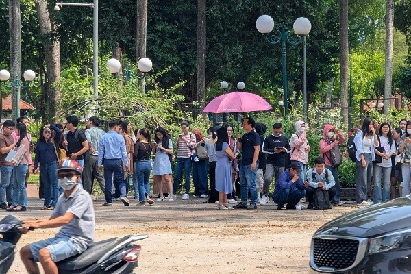 Nhiều người rời khỏi toà nhà và tập trung tại công viên.